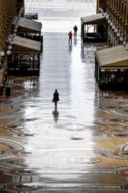 Coronavirus, a Milano la Galleria Vittorio Emanuele è deserta 8