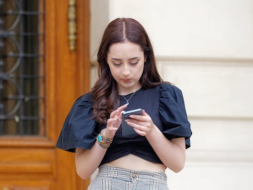 Strabismo da smartphone, che cos’è e come prevenirlo