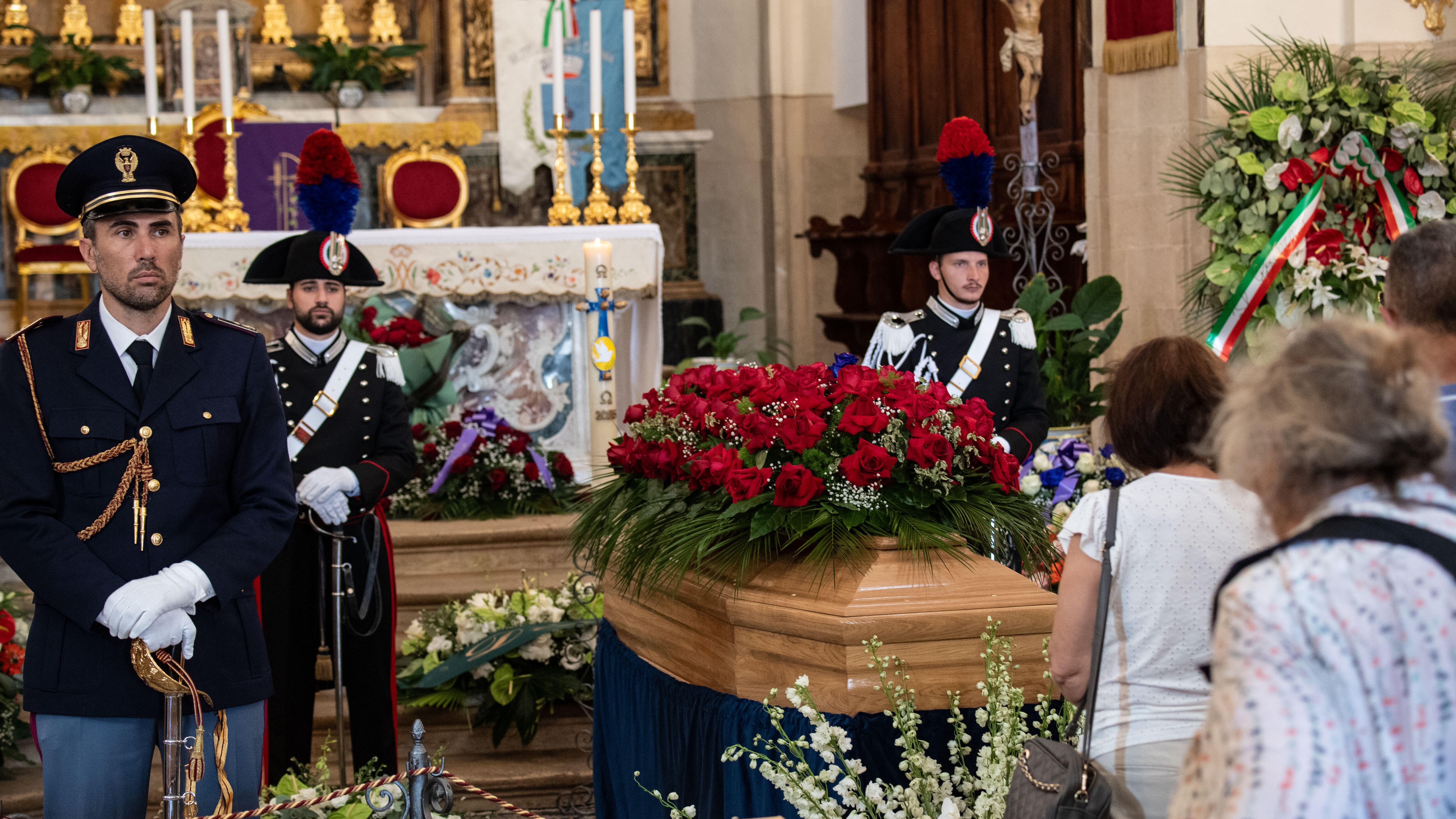 Funerali di Baudo, l'ultimo saluto al Re della tv. Il vescovo: "Pippo splende come una stella"