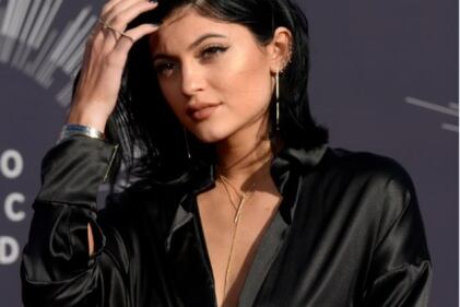 Kylie Jenner, scollatura hot alla serata taco 27
