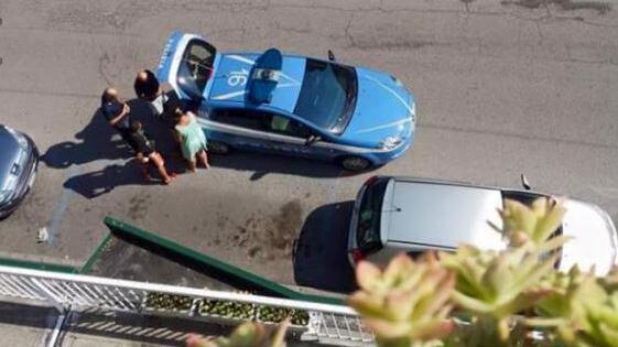 Rifiuta la droga: immigrato lo picchia davanti ai figli