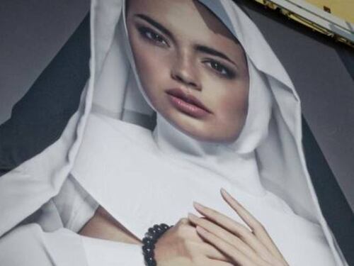Il cartellone con la suora sexy che fa discutere a Napoli