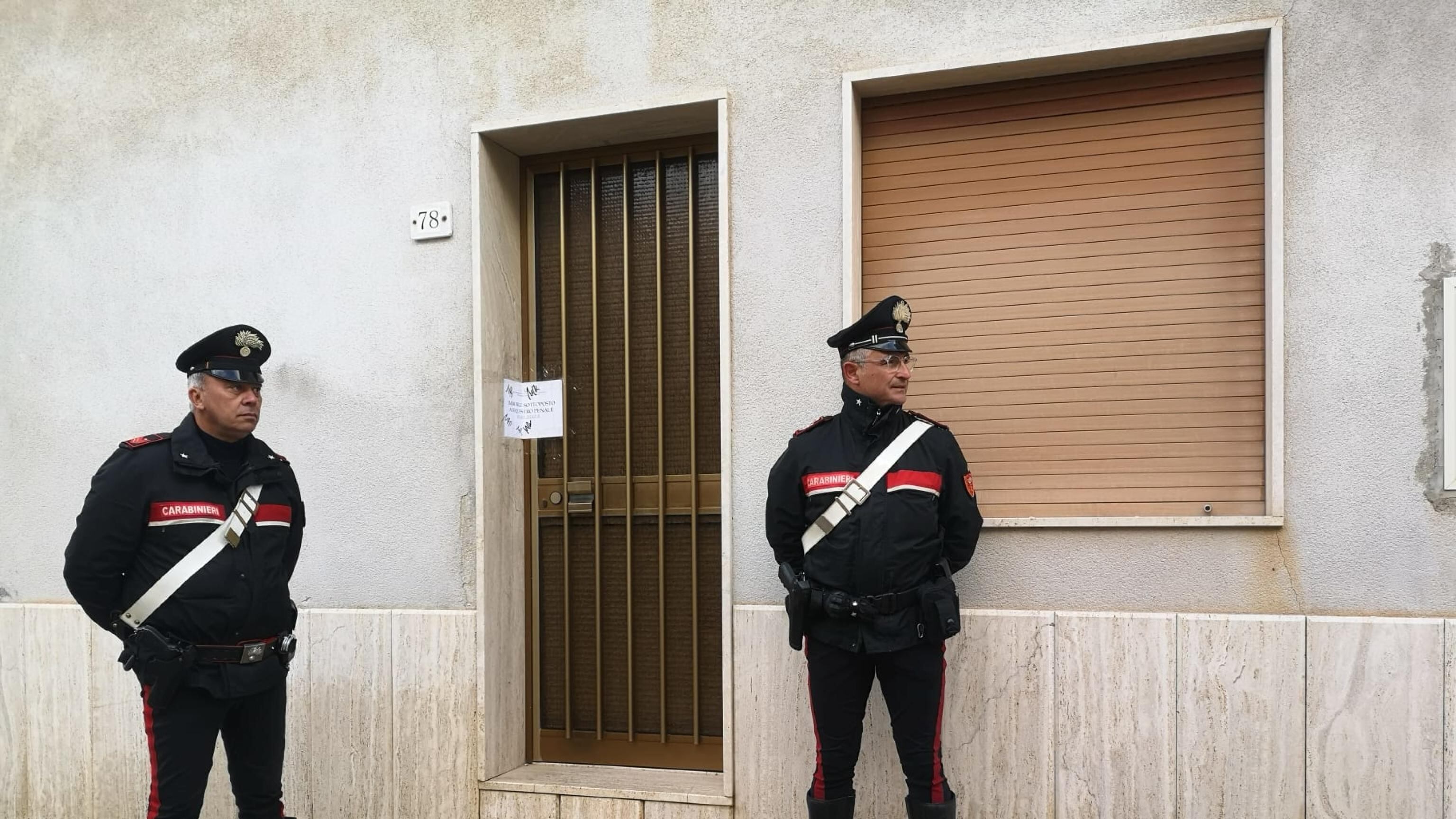 "Poster e magneti del Padrino". Cosa c'era nel covo di Messina Denaro