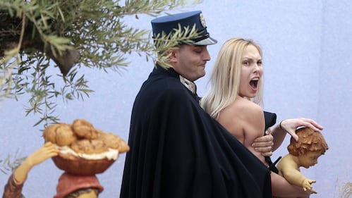 Vaticano, Femen ruba il Gesù del presepe 12