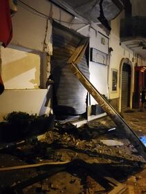 Bomba nel Napoletano: il negozio squarciato dall'esplosione 3