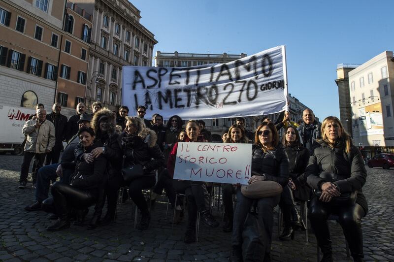 Barberini, la protesta dei commercianti per la chiusura della metro 8