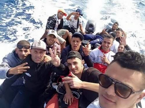I migranti sbarcano in Sardegna e postano i selfie su Facebook