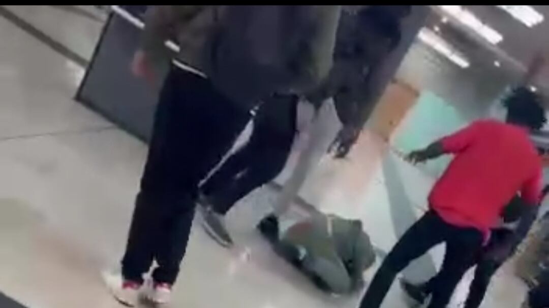Calci e pugni mentre è a terra. Tre africani pestano 23enne alla stazione di Milano