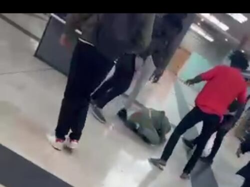 Calci e pugni mentre è a terra. Tre africani pestano 23enne alla stazione di Milano