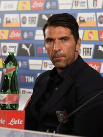 Ilaria D'Amico e Gigi Buffon, passione in piscina e pancino sospetto 6
