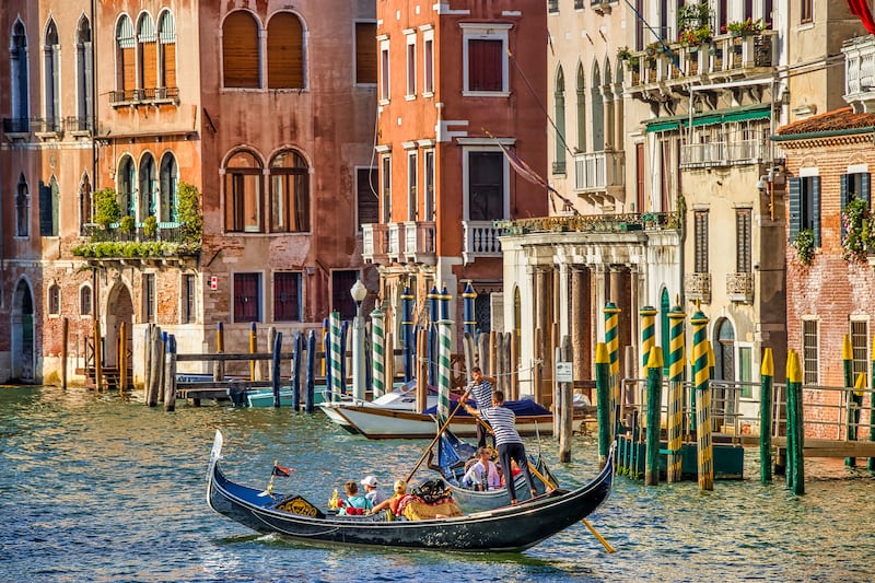 Turista si tuffa dal ponte a Venezia, sfiorato l'incidente con una gondola 