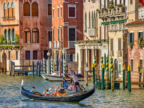 Turista si tuffa dal ponte a Venezia, sfiorato l'incidente con una gondola