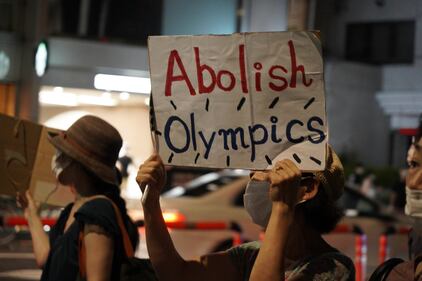 Tokyo, fuori dallo stadio la protesta contro i Giochi 9