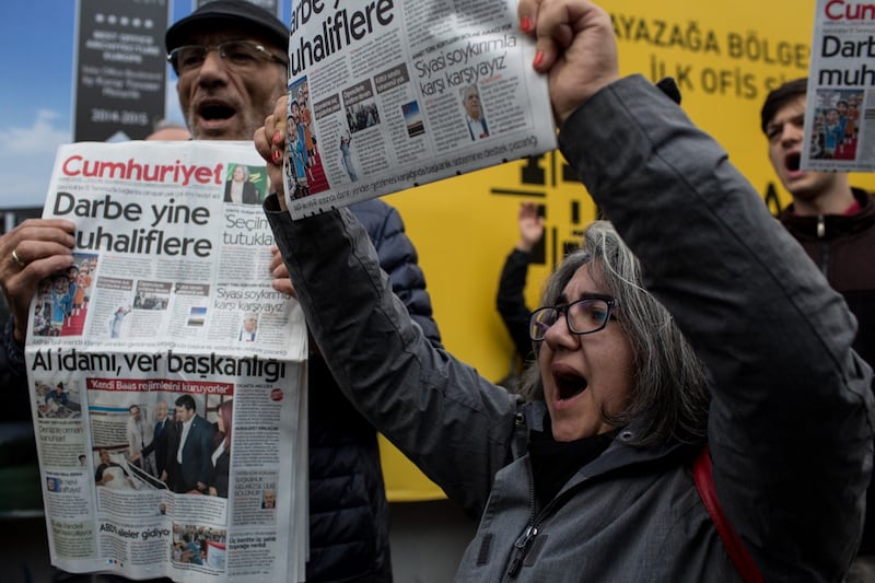 Protesta davanti alla sede di Cumhuriyet 4