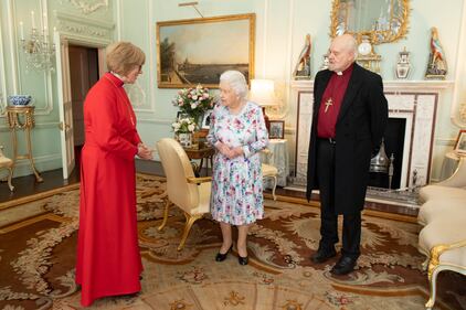 La Regina Elisabetta nell'incontro privato con il nuovo decano della Chapel Royal Right 7