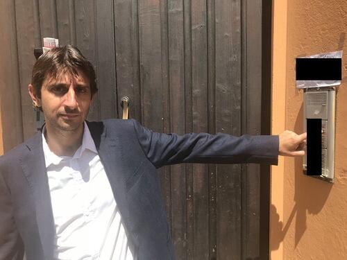 Cacciato di casa dagli immigrati ma paga 100mila euro l'anno