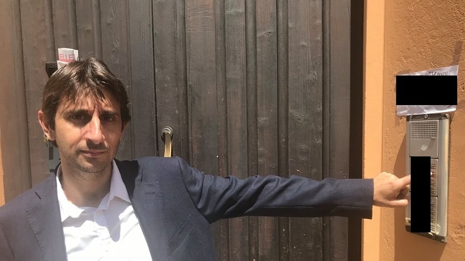 Cacciato di casa dagli immigrati ma paga 100mila euro l'anno