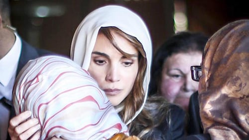 L'abbraccio tra la regina e la vedova di Kasasbeh 1