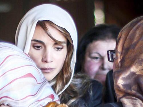 L'abbraccio tra la regina e la vedova di Kasasbeh