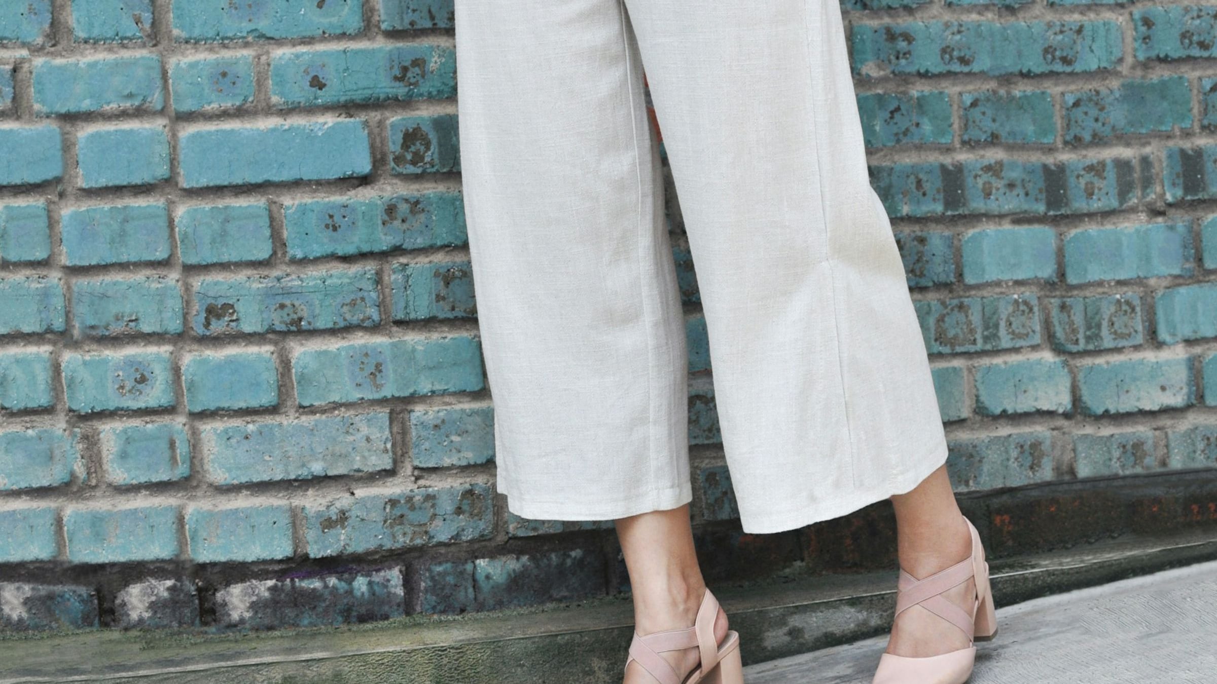 Pantaloni di lino, quali modelli avere a 50 anni e come indossarli
