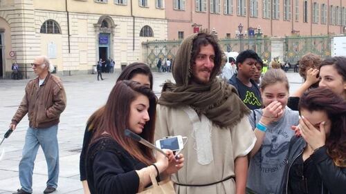 Torino, disoccupato si traveste da Gesù e viene portato via dai poliziotti 9