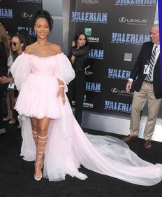 Rihanna, sexy scollatura sul red carpet 10