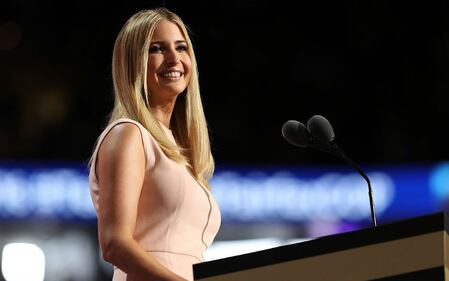 Ivanka Trump elegante in rosso: i bimbi giocano con la gonna 3