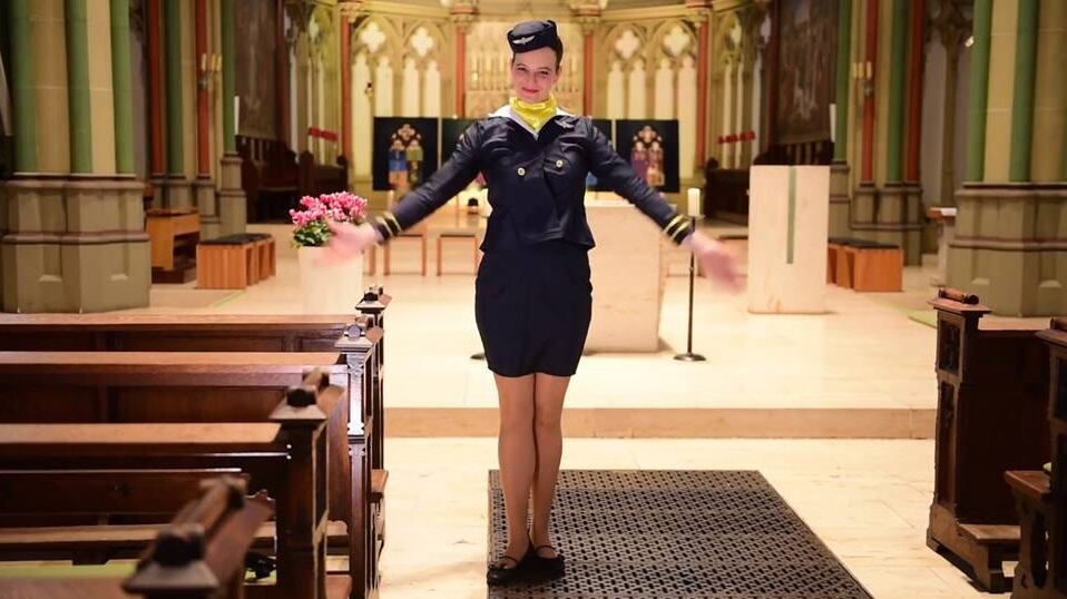 Germania, arriva l'hostess che spiega i servizi natalizi nelle Chiese