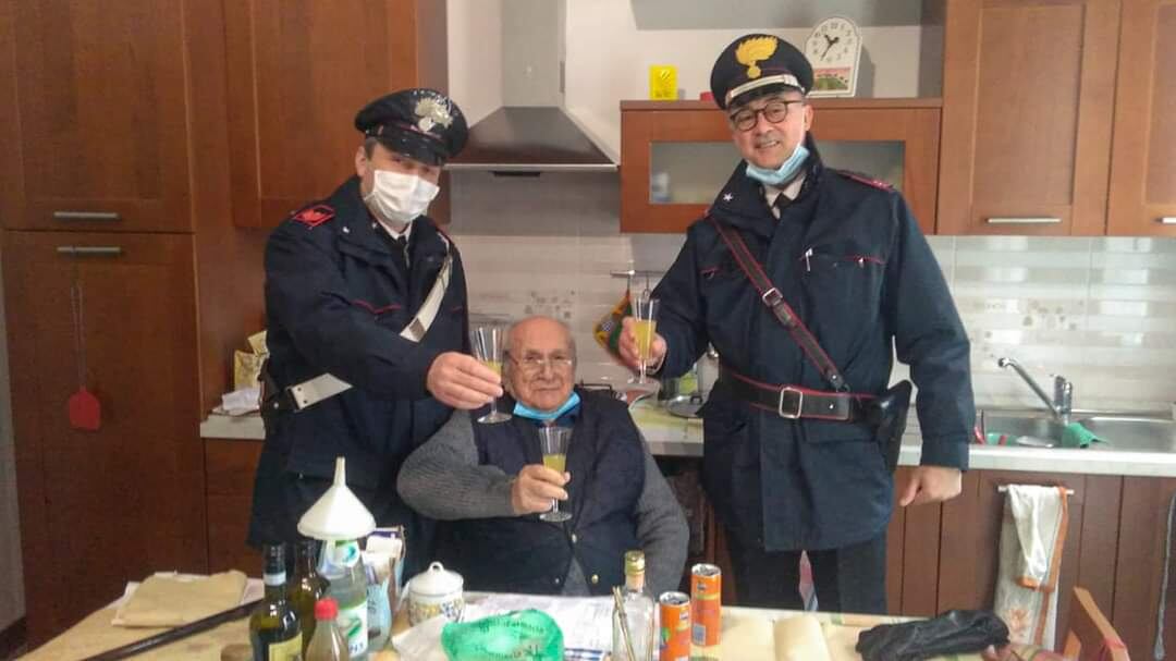 Anziano chiama i carabinieri: "Sono solo a Natale. Venite per un brindisi?"