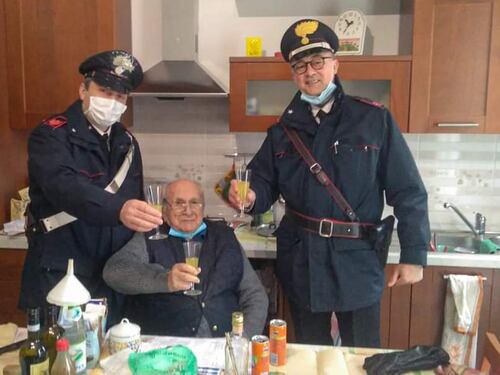 Anziano chiama i carabinieri: "Sono solo a Natale. Venite per un brindisi?"