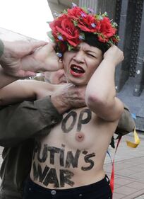 Simferopoli, le Femen protestano contro Putin 17