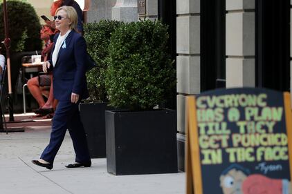 Hillary Clinton esce dalla casa della figlia dopo il malore 9