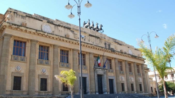 Messina, sesso con allievo minorenne in cambio di regali: arrestato prof 35enne