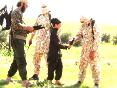 Il jihadista bambino arma i boia dell'Isis