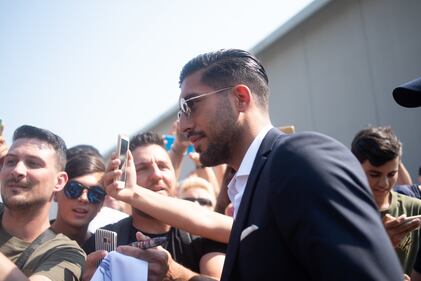 Juventus, ecco Emre Can: la calda accoglienza dei tifosi bianconeri 5