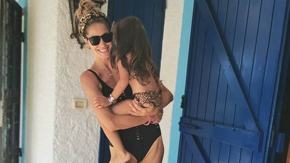 Elena Santarelli in costume criticata dal web. Lei sbotta: "A Bernardo piaccio così”
