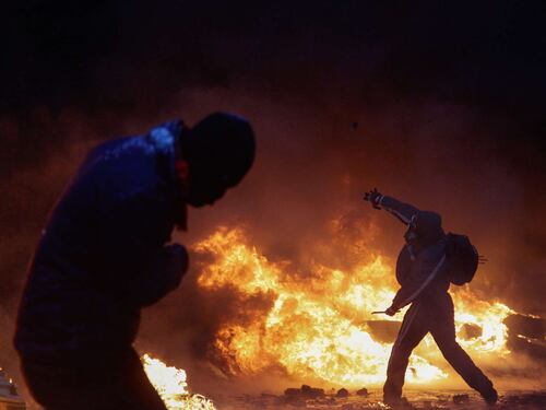 Guerriglia a Kiev, 5 morti. Nasce il parlamento ombra dell'opposizione