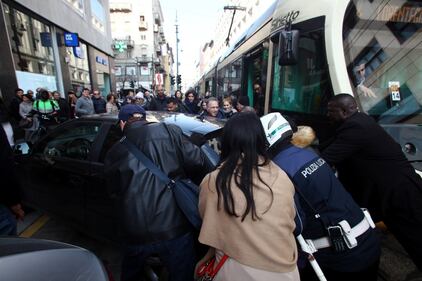 Auto blocca tram, la gente la sposta con forza 7