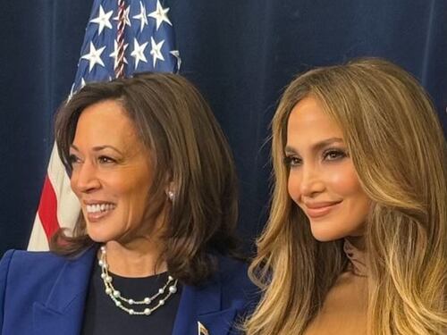 La foto del giorno: Kamala Harris tra palco e realtà