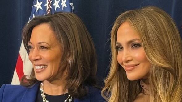 La foto del giorno: Kamala Harris tra palco e realtà