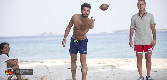 Isola dei Famosi: i costumi degli uomini 20
