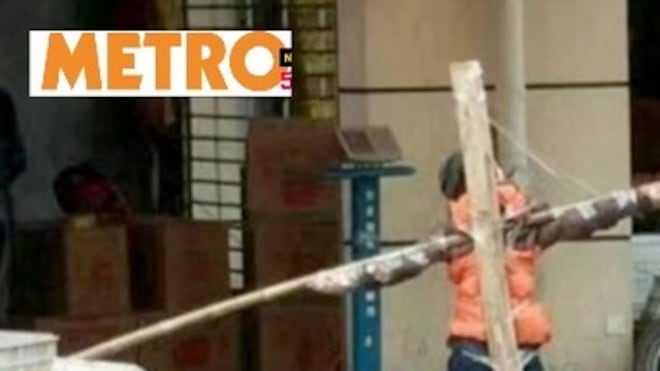 "Non hai fatto i compiti". Il padre crocifigge il figlio