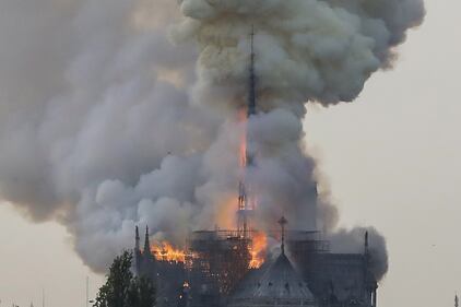 Parigi, la cattedrale di Notre Dame in fiamme 4