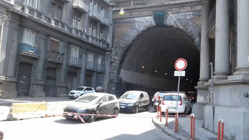 Napoli, cadono calcinacci dalla Galleria Laziale: paura e traffico in tilt 1