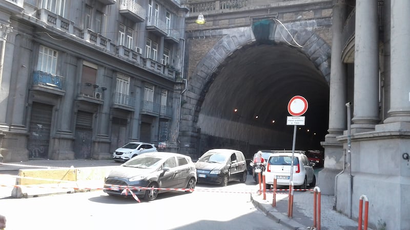 Napoli, cadono calcinacci dalla Galleria Laziale: paura e traffico in tilt 1