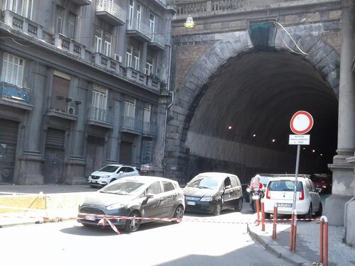 Napoli, cadono calcinacci dalla Galleria Laziale: paura e traffico in tilt