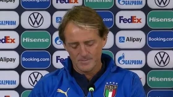 "Passiamo a un'altra domanda...". Cala il gelo in conferenza stampa con Mancini