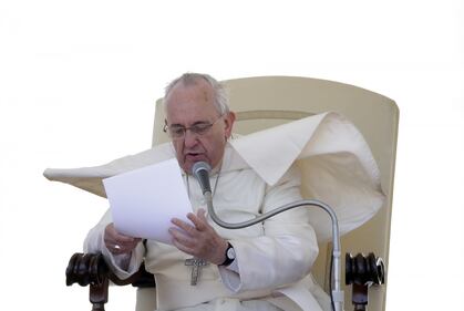 Papa Francesco litiga con il vento a San Pietro 5