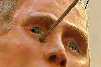 Riga, il fantoccio di Putin crocifisso in strada 1