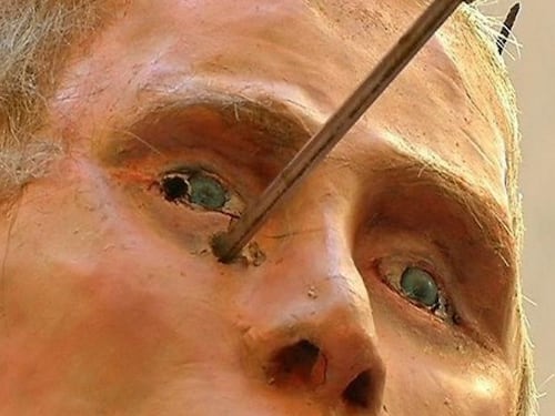 Riga, il fantoccio di Putin crocifisso in strada